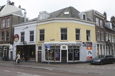 909719 Gezicht op het pand Nobelstraat 141 (voorheen Sigarenmagazijn In 't Vosje) te Utrecht, op de hoek met de ...